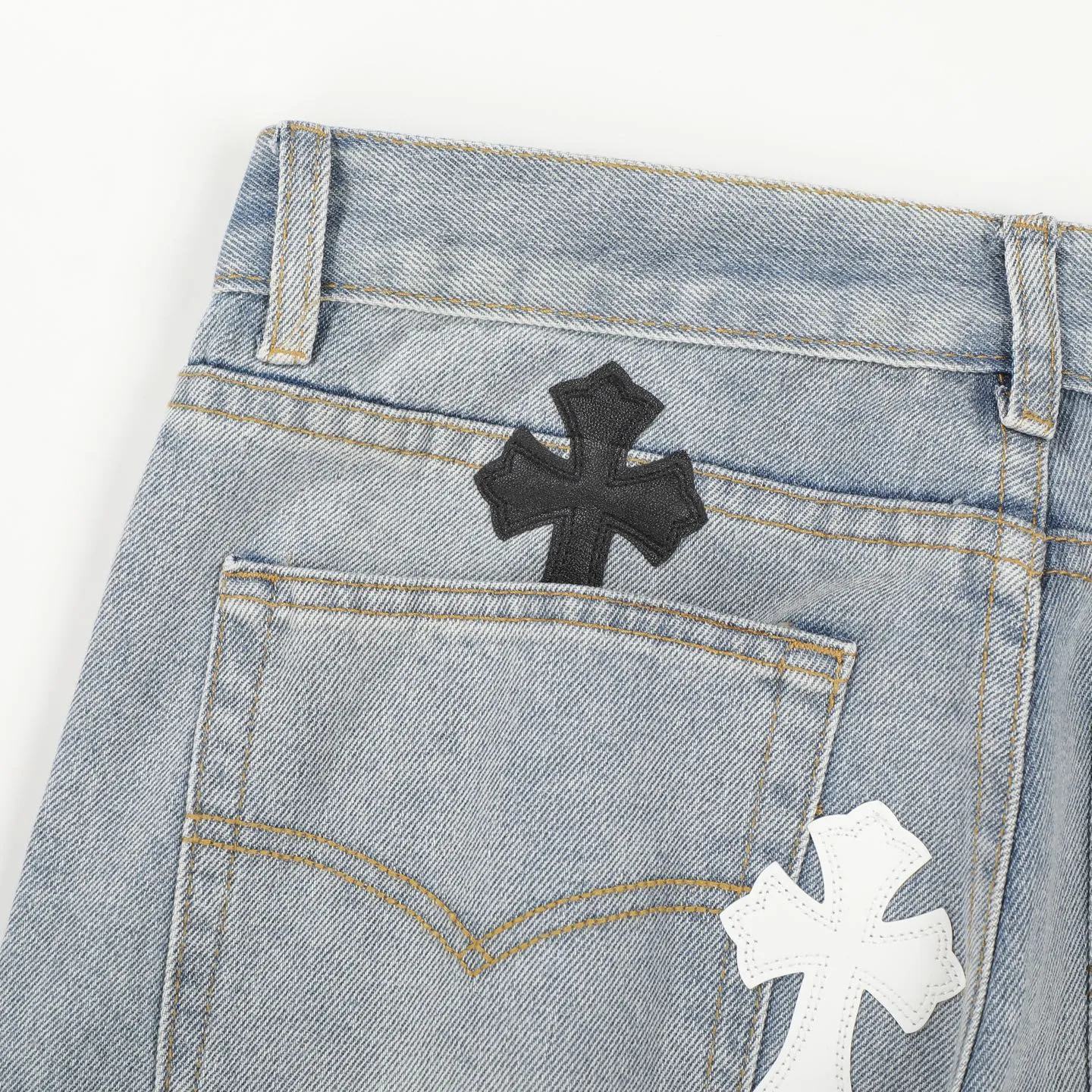 P240 Chromehearts washed blue leather jeans, ceiling-level jeans, a pair is hard to find at the counter‼ ️About Zangyin✅This is an extremely luxurious fashion brand that can also be called the aristocracy of the high street. It has always been an exclusive brand for some hipsters or rich second generations. The color of this model is already very eye-catching by using a unique washed material. It is decorated with pink patch cross flowers, which cleverly highlights the charm of the brand. Secondly, this model adopts a classic high-waist cut design, which highlights the long legs and fashionable temperament of the upper body. The brand is highly recognizable and the slim-fitting configuration is more suitable for daily wear. The personality will be fashionable and the specifications can be seen at a glance. Materials and technology ✅ Needless to say, this point goes without saying. As an excellent craftsman brand, Zangyin's requirements for details and craftsmanship are really perfect. The washed color of this model has gone through a lot of processes, not to mention the embellishment of the denim appliqués. It is also purely handmade and sewn. Just like what they believe in, only handmade things have soul and have the meaning of wearing. A top-notch heavy-duty fashionable denim item, recommended by both hands‼ ️ Size: 28/30/32/34/36 Waist: 69/74/79/84/89 Pants length: 102/103/104/105/106